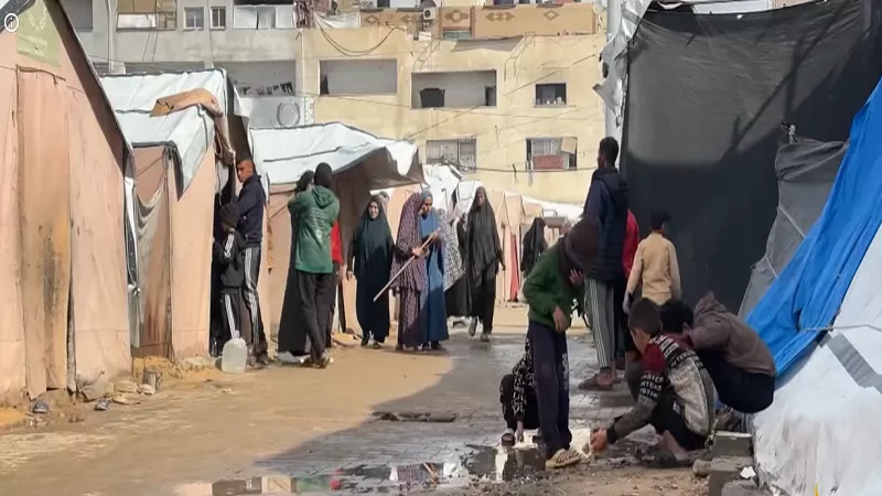 «مأساة النازحين في غزة».. خيام منهارة وصرف صحي يغمر الملاجئ| فيديو