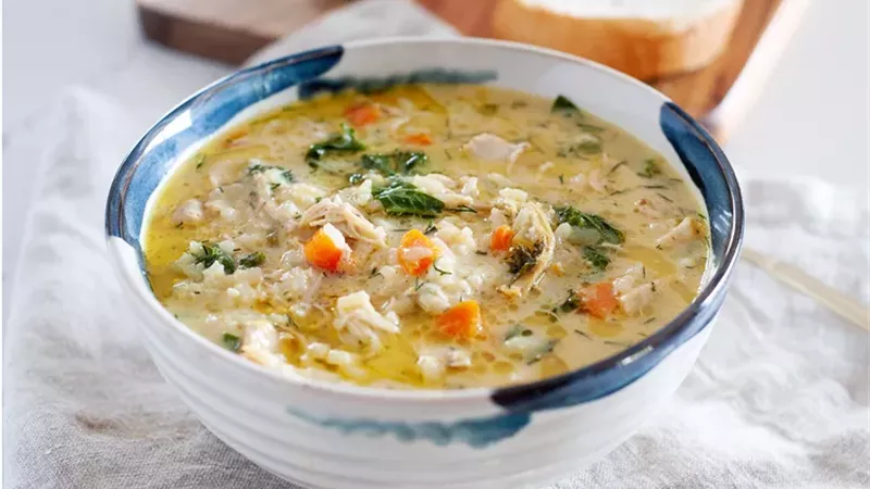بطعم كريمي وغني.. وصفة شوربة الدجاج بالليمون اللذيذة
