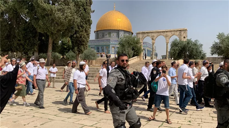 تحت غطاء الاحتلال.. عشرات المستوطنين يقتحمون المسجد الأقصى