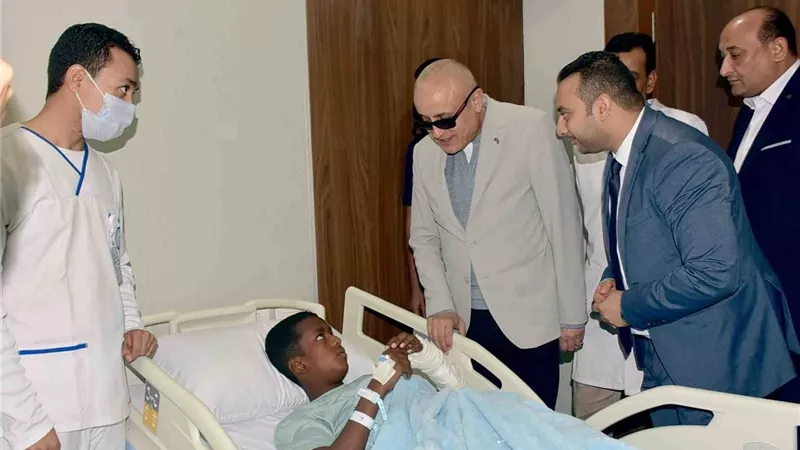 محافظ الأقصر يزور الأطفال المصابين في حادث أتوبيس إسنا ويصرف مساعدات فورية