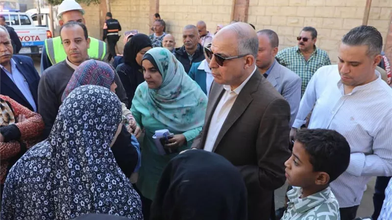 محافظ المنيا يتفقد شوارع أبوقرقاص ويستمع لشكاوى المواطنين