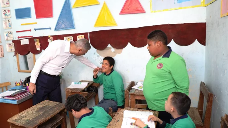 محافظ أسوان يتفقد مدرسة التربية الفكرية.. ويؤكد: اتخاذ إجراءات هادفة