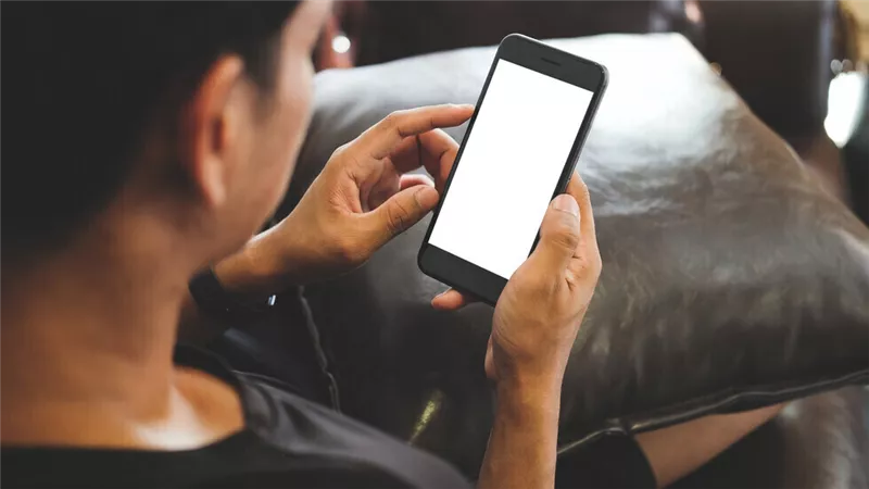 هل يجوز قراءة الأذكار أثناء تصفح الهاتف؟ أمين الفتوى يجيب