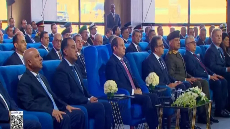 الرئيس السيسي يشهد فيلمًا تسجيليًا عن إنجازات 