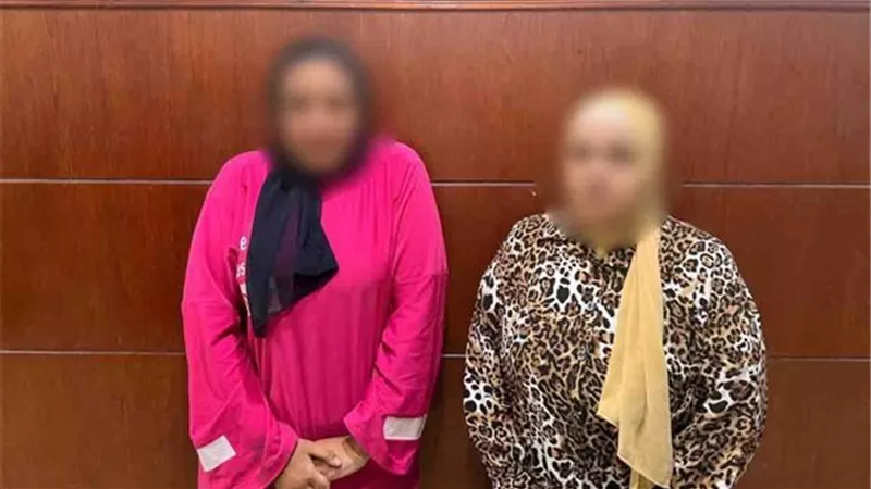 خلاف على أولوية المرور.. ضبط سيدتين لتكسيرهما زجاج سيارة بالقاهرة