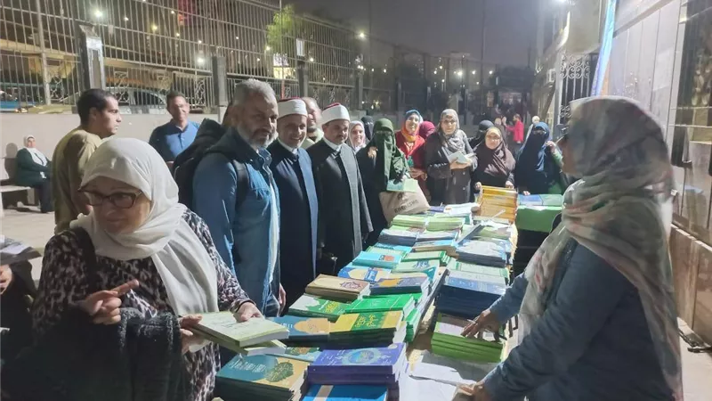إقبال كثيف على معارض المجلس الأعلى للشئون الإسلامية في الأمسيات الثقافية
