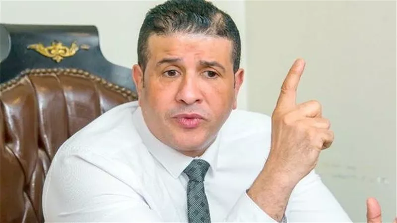 أستاذ جامعي: عميد تربية أسيوط السابق لم يخطئ بتوزيع الكتاب مجانا للطلاب