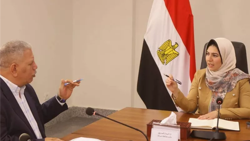 نائب محافظ دمياط تبحث سبل توفير التأمين الصحي للعمالة غير المنتظمة