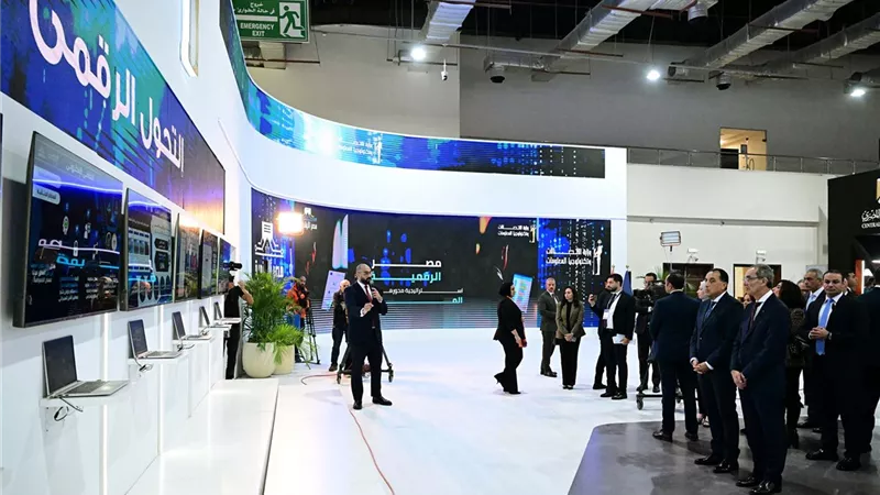 رئيس الوزراء يستمع لعرض تقديمي حول مشروعات التحول الرقمي