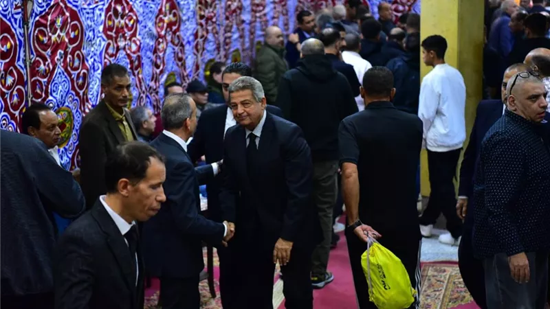 خالد عبدالعزيز يقدم واجب العزاء في نجم الزمالك السابق محمد صبري