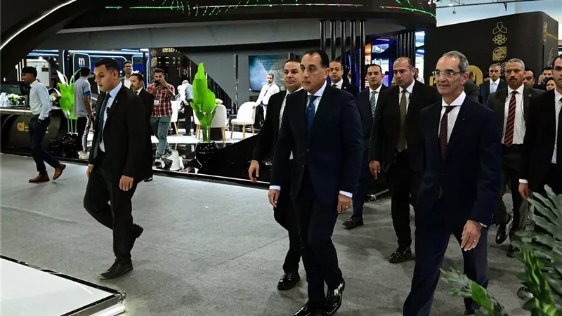 رئيس الوزراء يتفقد أجنحة 