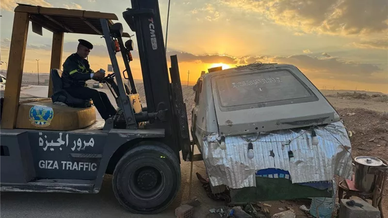 محافظة الجيزة تنفذ حملات لرفع الإشغالات بهضبة الأهرام|صور