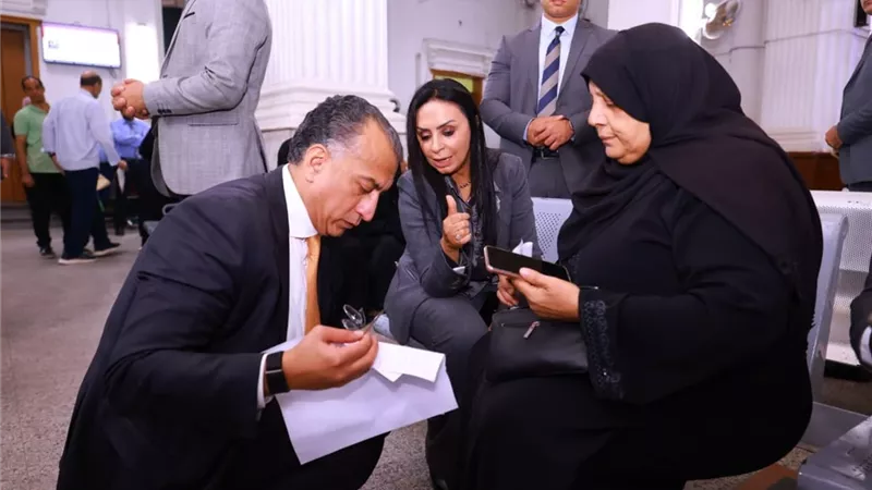 وزيرة التضامن تتفقد سير العمل بالمقر الرئيسي لبنك ناصر الاجتماعي|صور