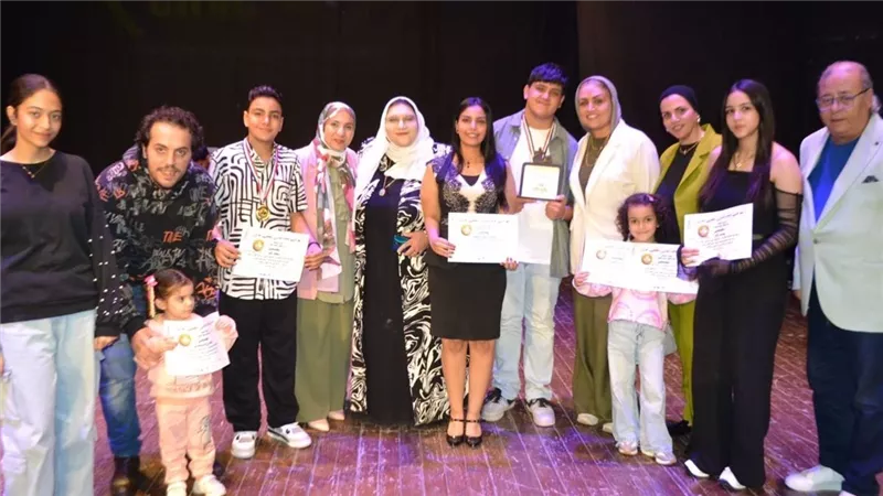 عرض «أجمل أصحاب» المسرحي يحصد 8 جوائز بـ