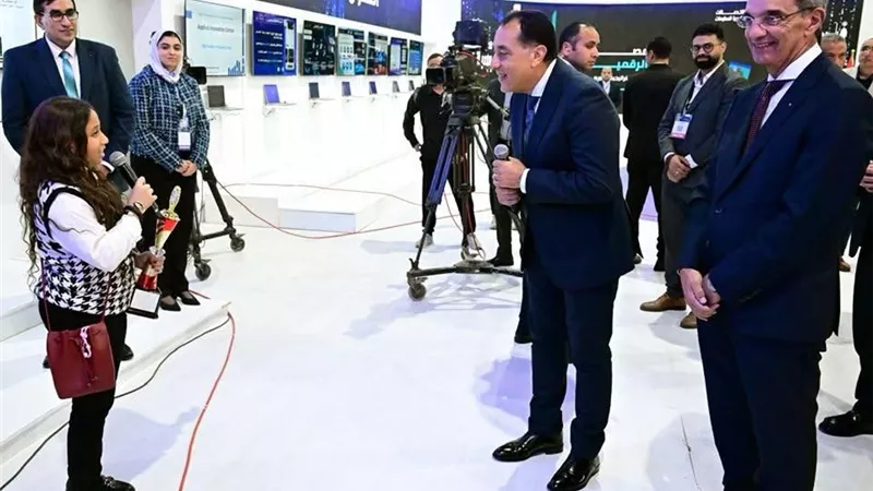 حصدت المركز الأول عالميًا..  طفلة مصرية تبهر رئيس الوزراء في Cairo ICT