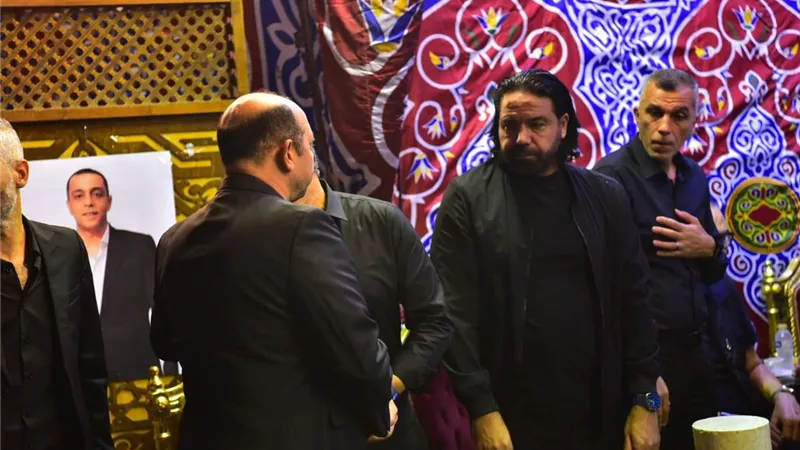 توافد نجوم الكرة المصرية على عزاء الراحل محمد صبري |صور