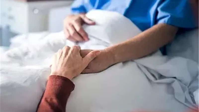 هل زيارة المريض عبادة؟.. أمين الفتوى يجيب