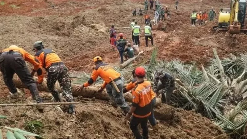مقتل 18 وفقد العشرات إثر انهيارات أرضية في إندونيسيا