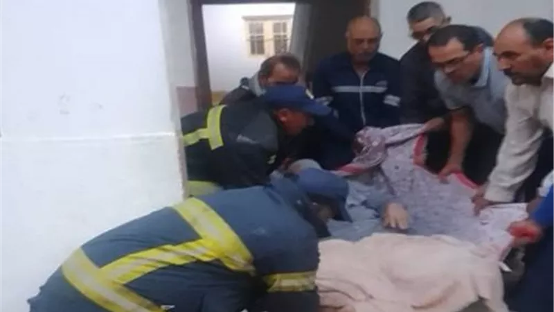 الأجهزة الأمنية بالبحيرة تنقل سيدة مسنة غير قادرة على الحركة إلى المستشفى 
