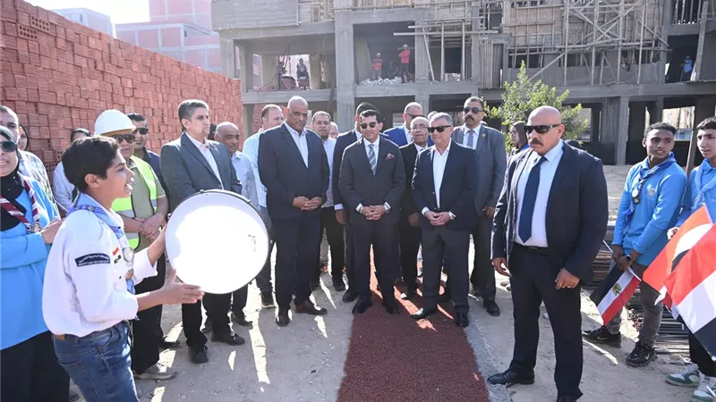 محافظ الإسماعيلية ووزير الشباب والرياضة يتفقدان مشروع المدرسة المصرية