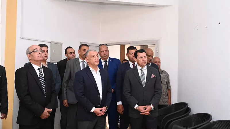 وزير الرياضة ومحافظ الإسماعيلية يتابعان أعمال تطوير مركز الابتكار الشبابي