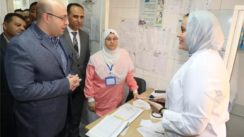 محافظ بني سويف يتفقد الخدمات الصحية ويستمع لمطالب المواطنين بالدوالطة