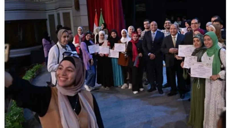 جامعة القاهرة تكرم المشاركين في برنامج تنمية المهارات القيادية 