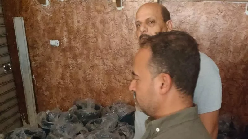 ضبط مخزن بدون ترخيص يحوي زيت طعام مجهول المصدر في الإسكندرية 