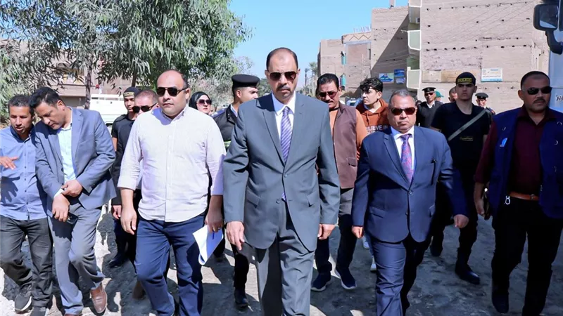 محافظ سوهاج يتفقد مشروع رصف طريق بناويط – جهينة بطول 9 كيلو مترات