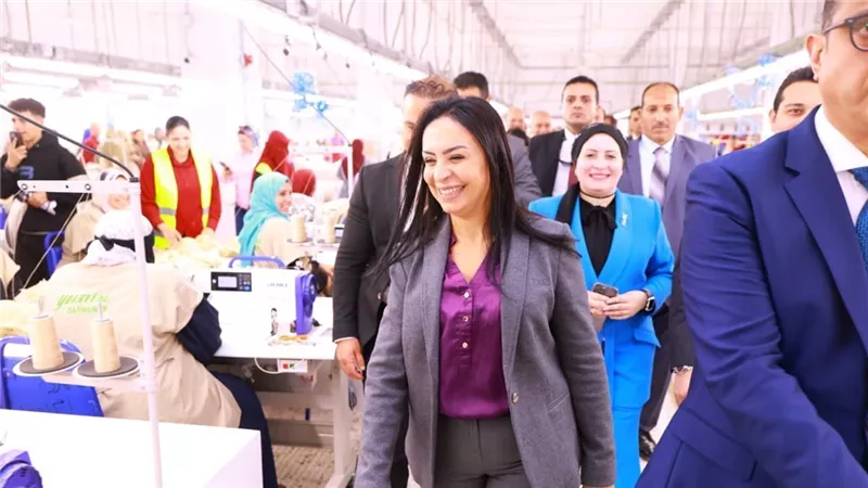 وزيرة التضامن ومحافظ الفيوم يتفقدان مصنع الغزل والنسيج بقرية العزب