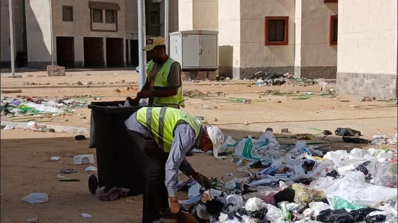 رئيس مدينة بورفؤاد يتابع حملات النظافة بمساكن الـ 9000 ويشيد بالخدمات