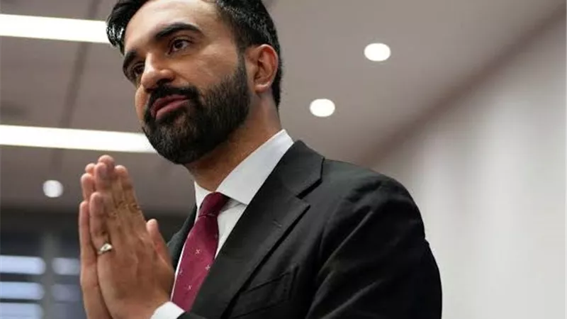 ممداني.. تجسيد واقعي لبطل رواية استسلام الفرنسية في شوارع نيويورك