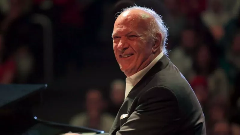 لبلبة تزور الموسيقار عمر خيرت في المستشفى| خاص