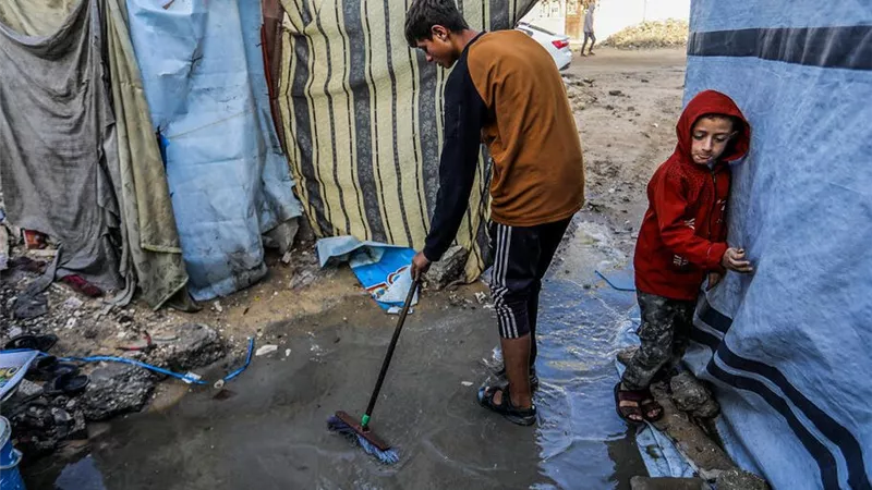 الإعلام الحكومي بغزة: 288 ألف أسرة فلسطينية تعيش مأساة قاسية بسبب المناخ