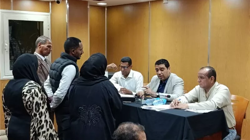 نائب محافظ الأقصر يعقد لقاء اليوم المفتوح للاستماع إلى شكاوى المواطنين