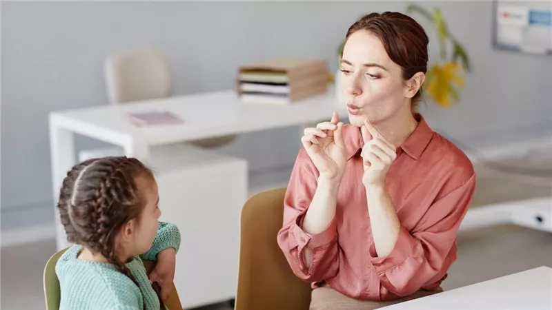 كيف تتعامل الأسرة مع تأخر النطق عند أطفالها؟
