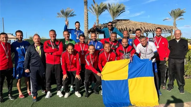 رئيس جامعة قناة السويس يهنئ فريق كرة القدم لتتويجه بكأس التميز