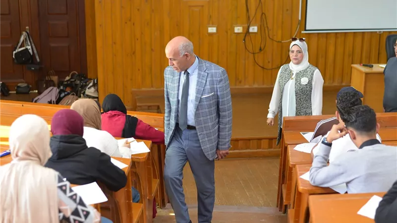 رئيس جامعة كفر الشيخ يتفقد الامتحانات بـ«الأهلية»