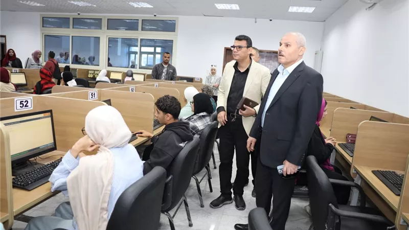 رئيس جامعة قناة السويس يتفقد امتحانات الميدترم بكلية العلوم