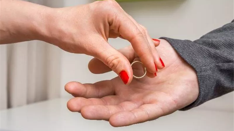هل الطلاق عبر السوشيال ميديا يقع شرعا؟.. عالم أزهري يحسم الجدل