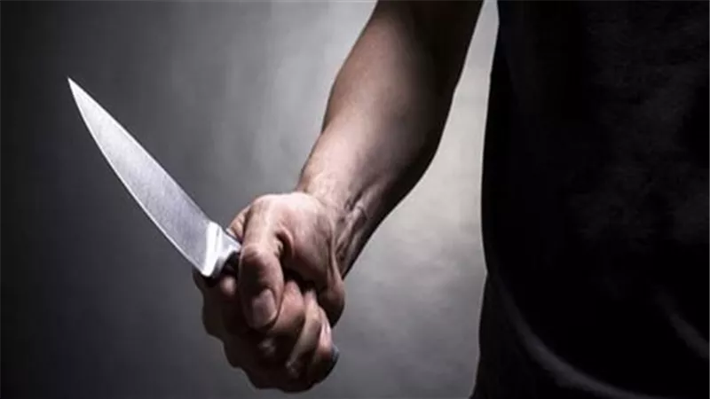 خلاف عائلي يتحول إلى جريمة.. شاب يطعن زوجته بسكين في شارع بالقطامية
