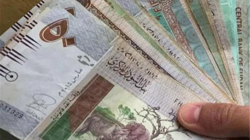 ما حكم تغيير العملة خارج المنافذ الرسمية؟.. أمين الفتوى يجيب