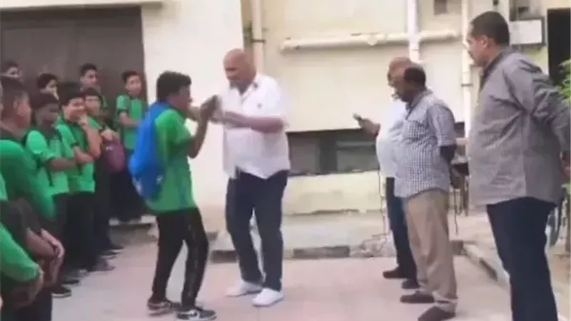 مفاجأة في واقعة ضرب مدرس لطالب بالطابور.. «تعليم الإسكندرية» تكشف