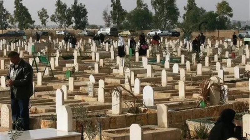 ما حكم توزيع الصدقات عند زيارة القبور؟.. «الإفتاء» تجيب