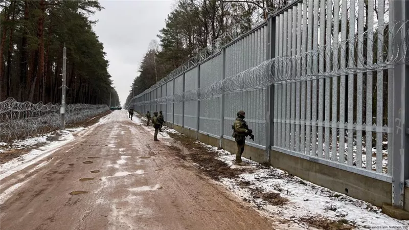 بولندا تعلن إعادة فتح معبرين مغلقين مع بيلاروسيا