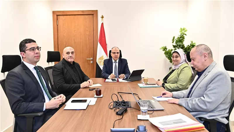 سويلم: تحصيل مستحقات الوزارة للاستفادة منها في توفير الدعم اللازم للعاملين