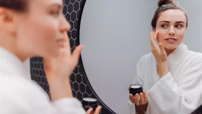 لديك صعوبة في ترتيب خطوات منتجات العناية بالبشرة.. إليك الطريقة