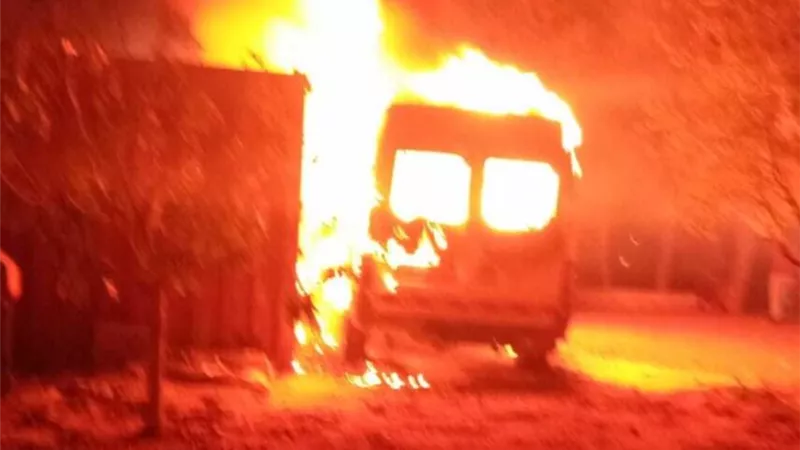 جيش الاحتلال يطارد عشرات المستوطنين بعد هجوم عنيف على قرية فلسطينية 