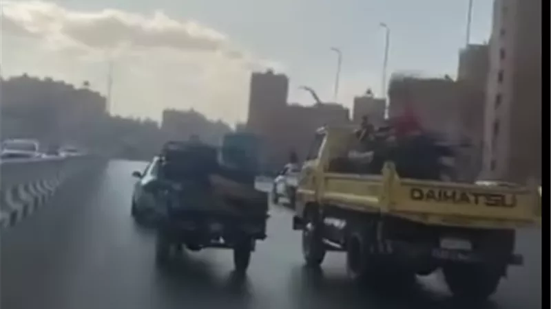 5 سيارات وتروسيكل ومطاردة شرسة على الطريق الدائرى.. الأمن يفحص الفيديو