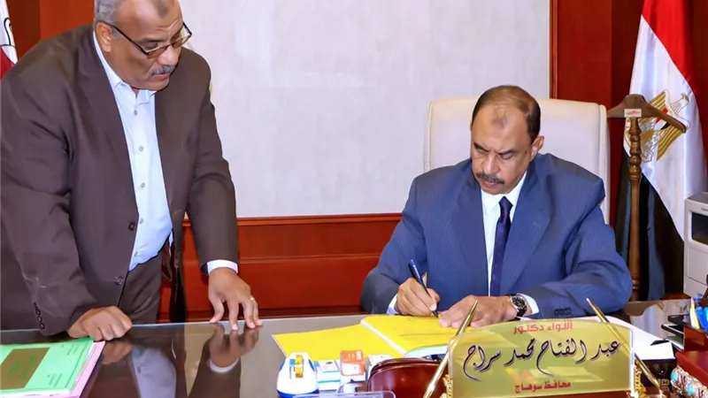 محافظ سوهاج يعتمد ترقية 1400 موظف بالديوان العام والوحدات المحلية